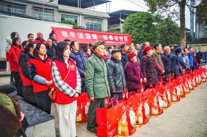 寒冬送温暖，新春送祝福。
