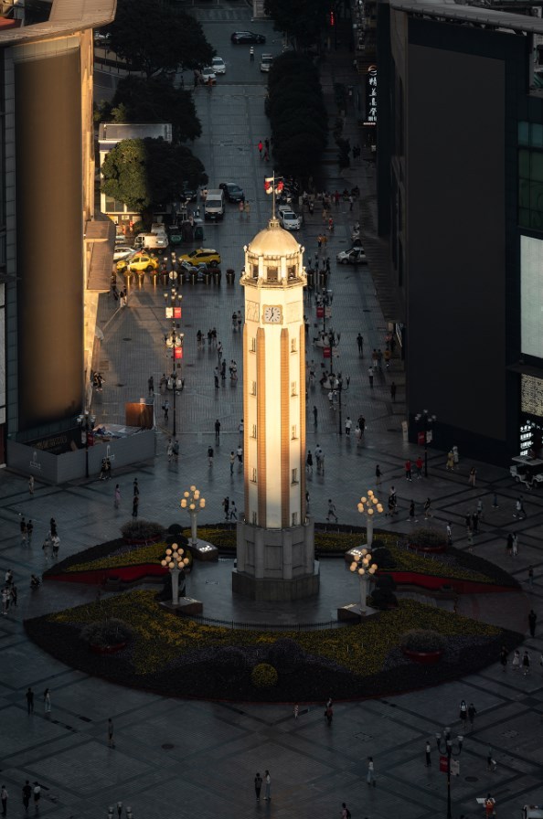 夕阳透过高楼大厦,照亮了解放碑.摄影 谭志威