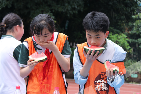 学生吃西瓜 李鑫 摄