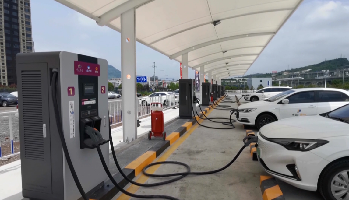在位于万州交通枢纽汽车站b区停车场,两排崭新的电动汽车双枪充电桩