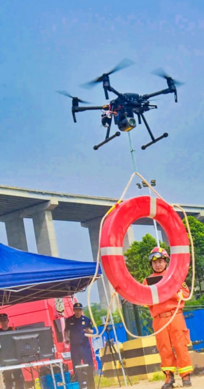 ?冲锋舟编队行进。
