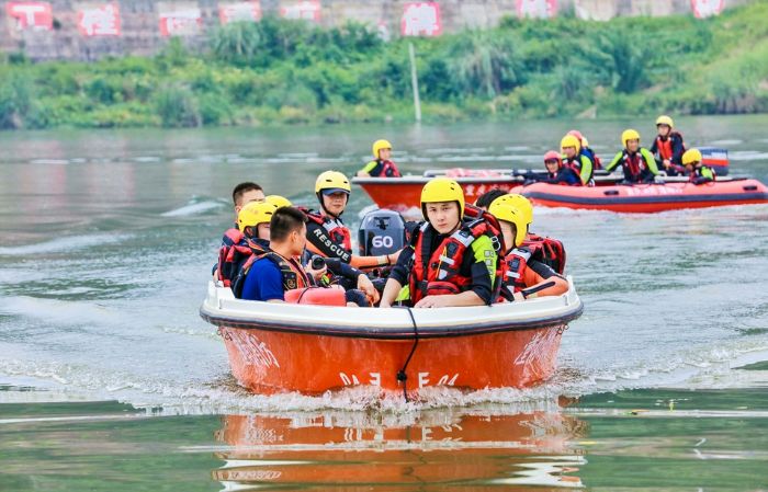 ▲无人机投掷救生圈。
