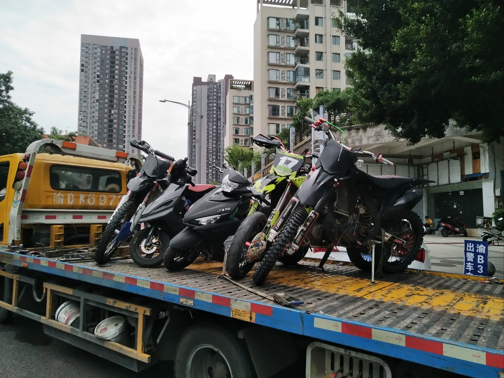查获涉案无牌摩托12台。九龙坡警方供图