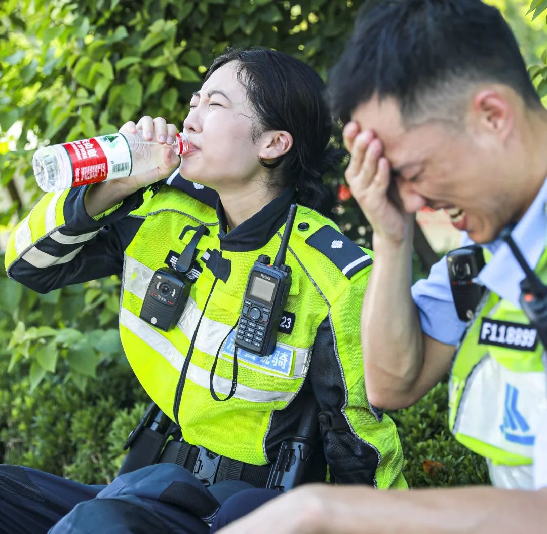 酷热难耐,汗水湿透警服.陈虹汛 摄