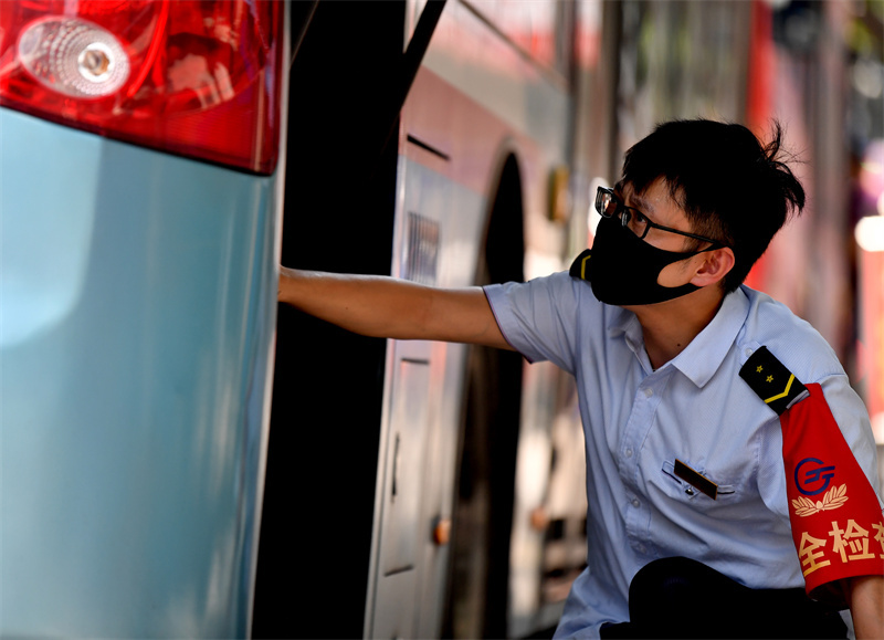 公交车司机检查车辆安全.(摄影:周邦静)