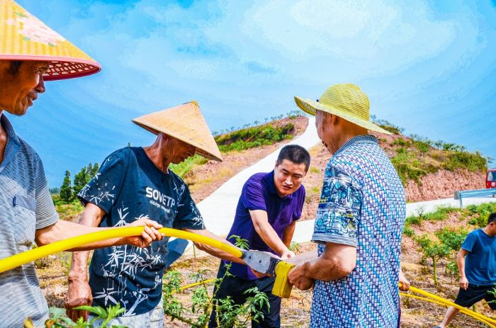 张升平和老百姓在基地安装灌溉系统。
