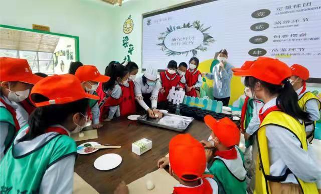 图为4月27日，重庆·梁平第十届柚花节青少年进柚园研学活动现场，学生们在制作柚花馅饼。向成国 摄。（资料图）
