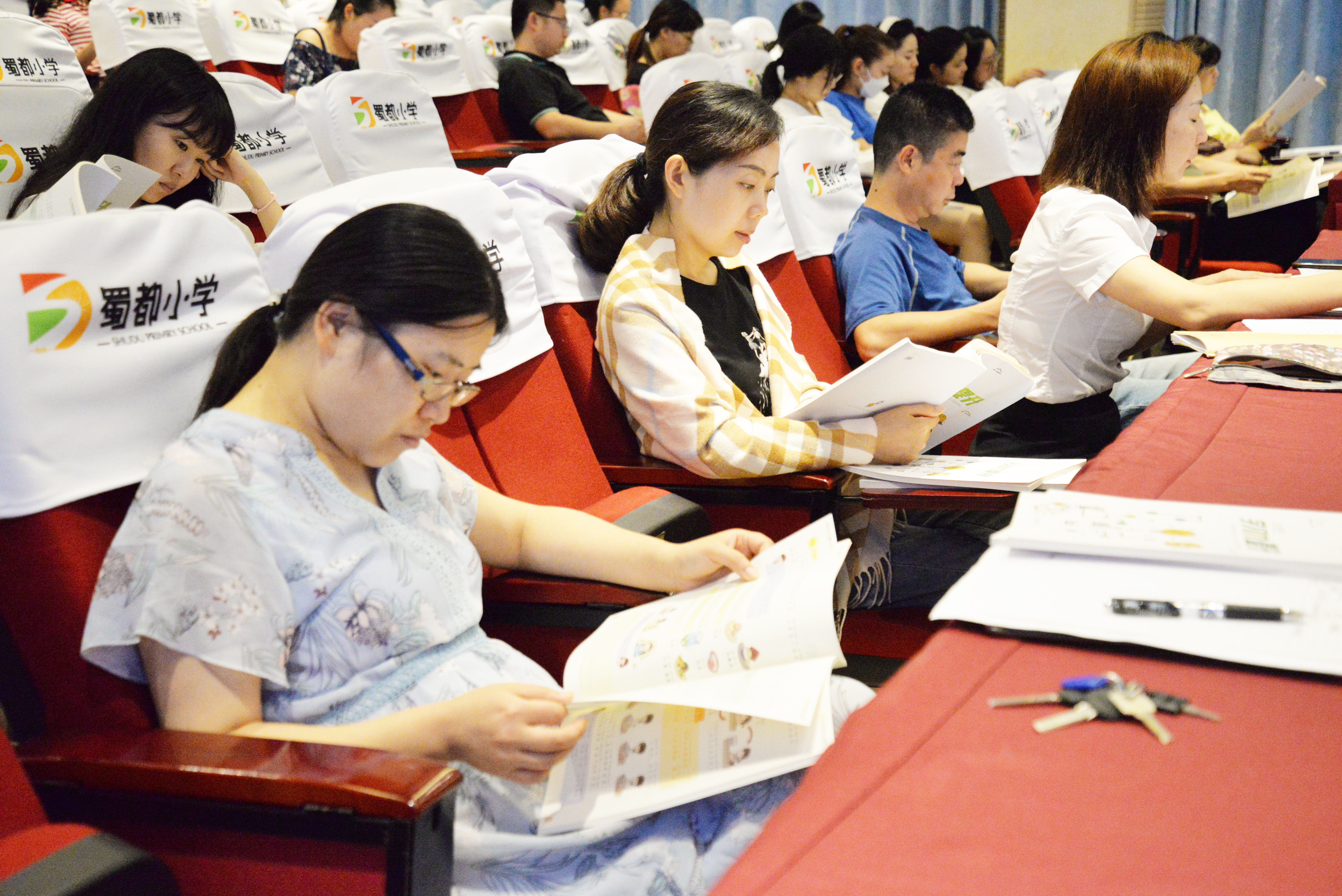 图为蜀都小学教师认真阅读《小学生学习力提升》书籍.JPG