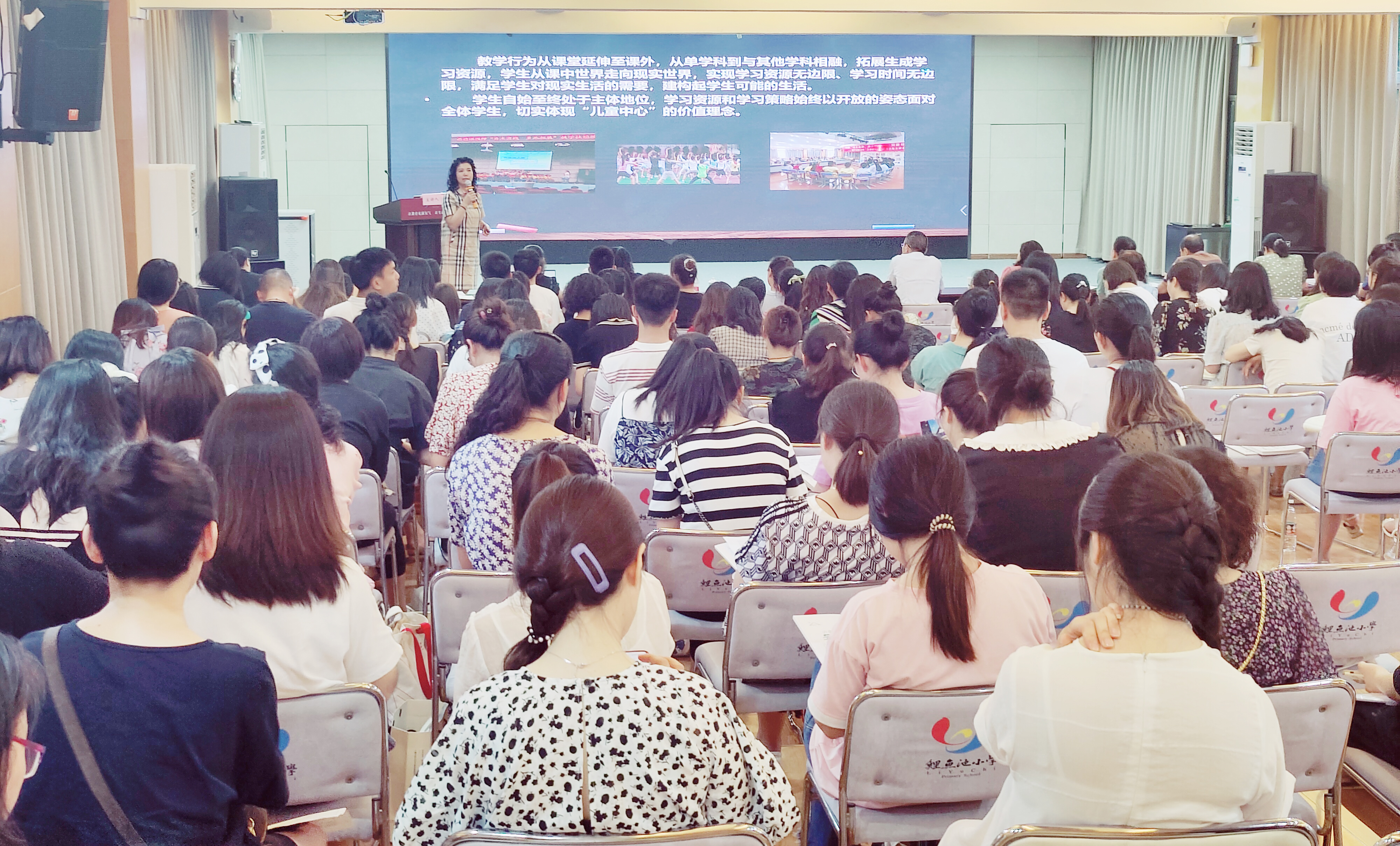 图为江北区教师进修学院教研员罗茜为教师授课培训.jpg