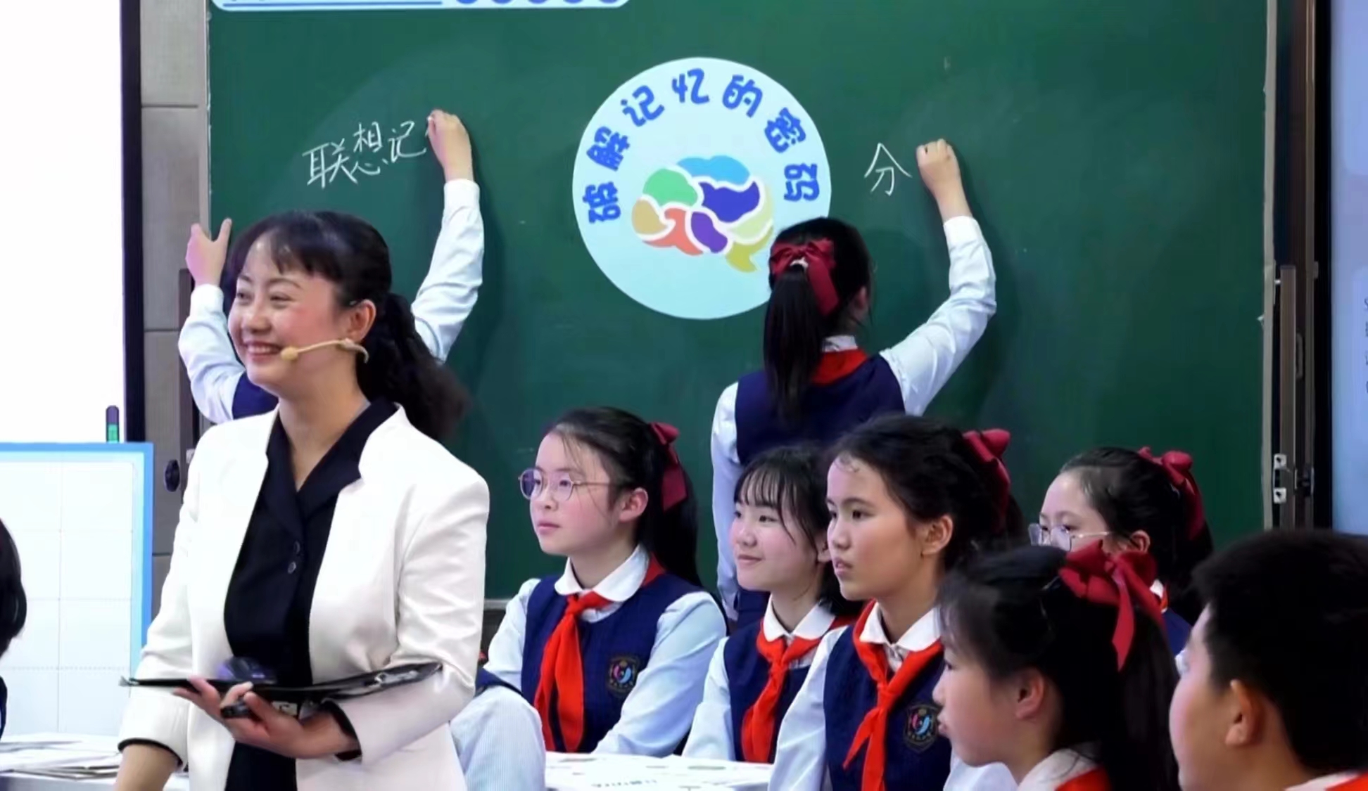 图为鲤鱼池小学副校长郑丽试教《小学生学习力提升》课程.jpg