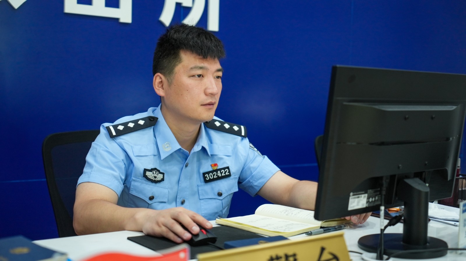 八一建军节从橄榄绿到警服蓝致敬可爱的江北老兵