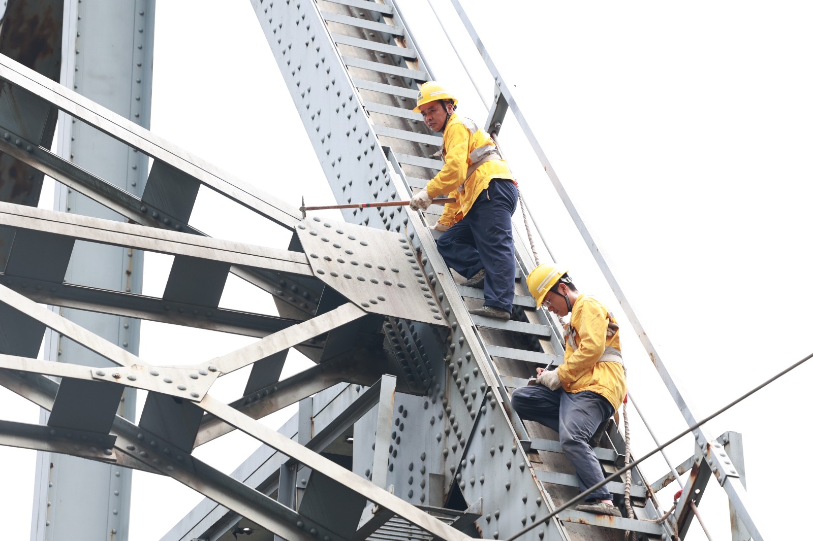 铁路养护工头顶烈日守护年过半百钢梁桥