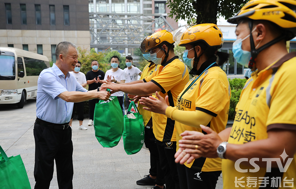 何以龙为劳动者送&ldquo;清凉礼包&rdquo;1 (2).jpg