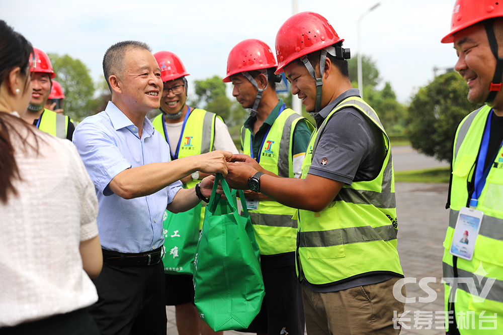 何以龙为劳动者送&ldquo;清凉礼包&rdquo;1 (1).jpg