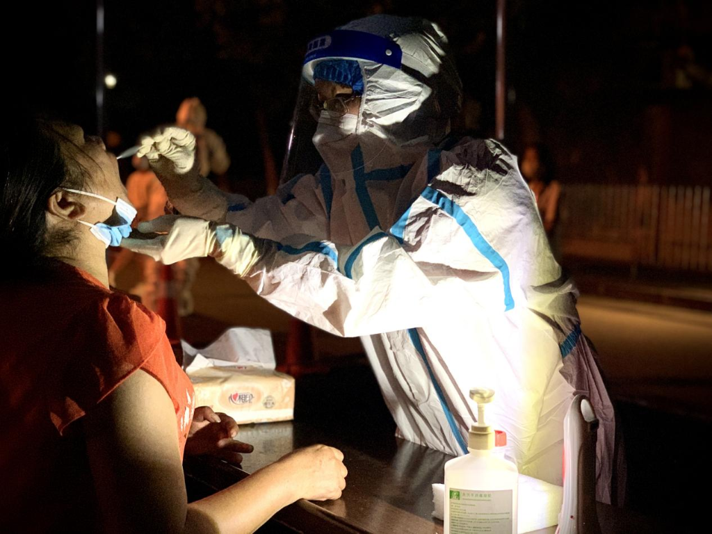 合川区三汇镇，医务人员“挑灯夜战”开展核酸检测。重庆市卫健委供图