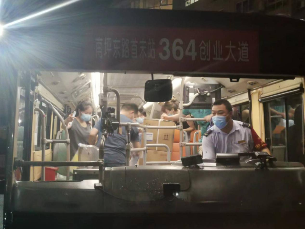 公交司机加入到物资转运的队伍中。重庆市卫健委供图