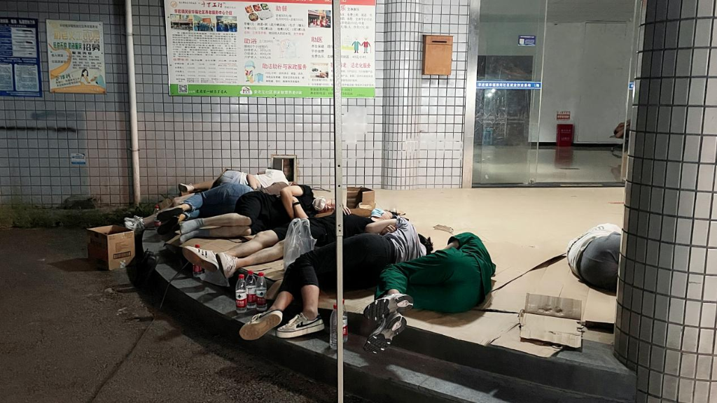 九龙坡区第二人民医院华岩民安华福核酸采集现场工作人员就地短暂休息。重庆市卫健委供图