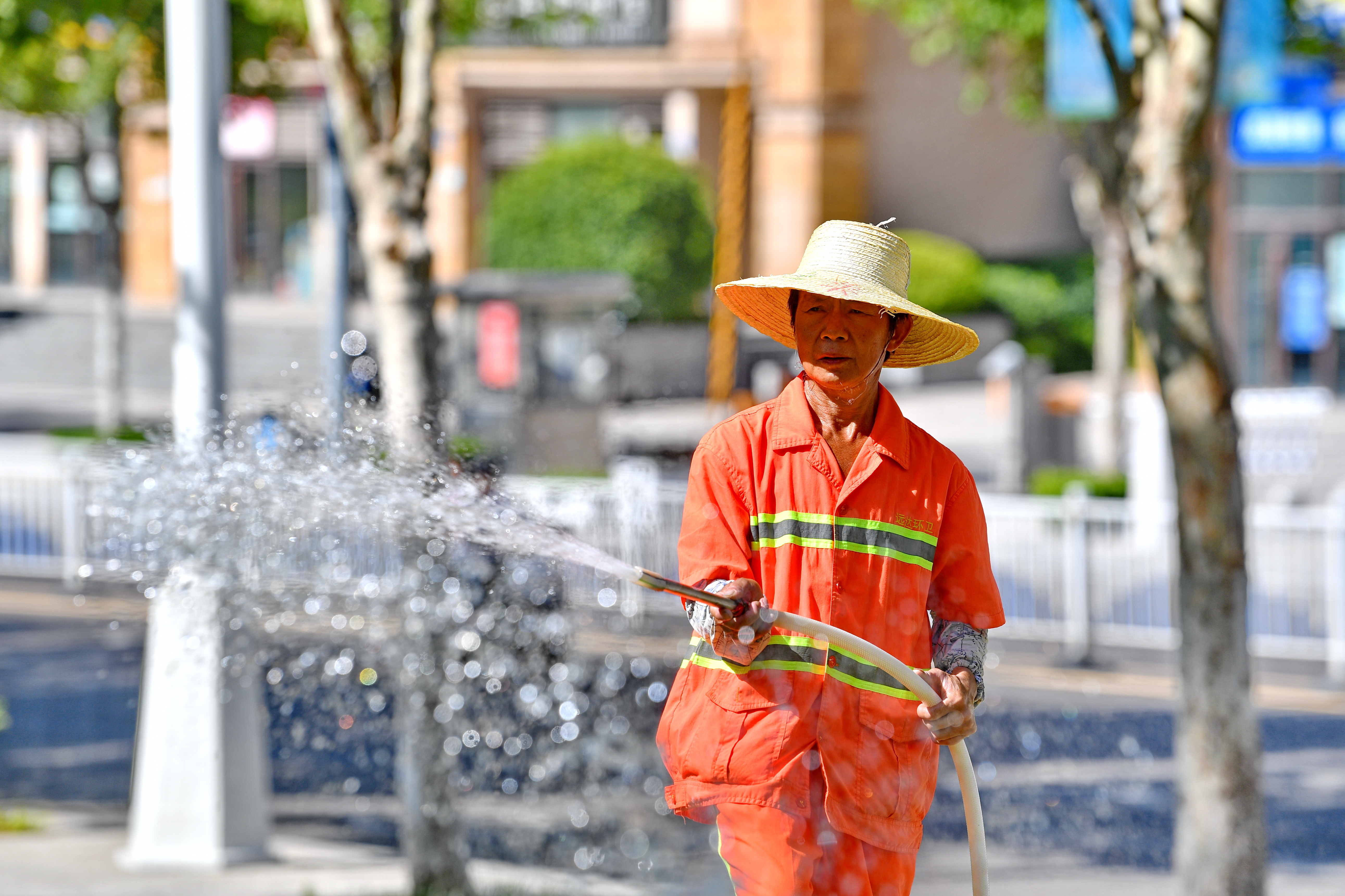 江津不惧烤验致敬高温下的工作者