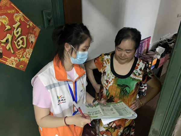 工作人员入户宣传垃圾分类。九龙坡区委宣传部供图