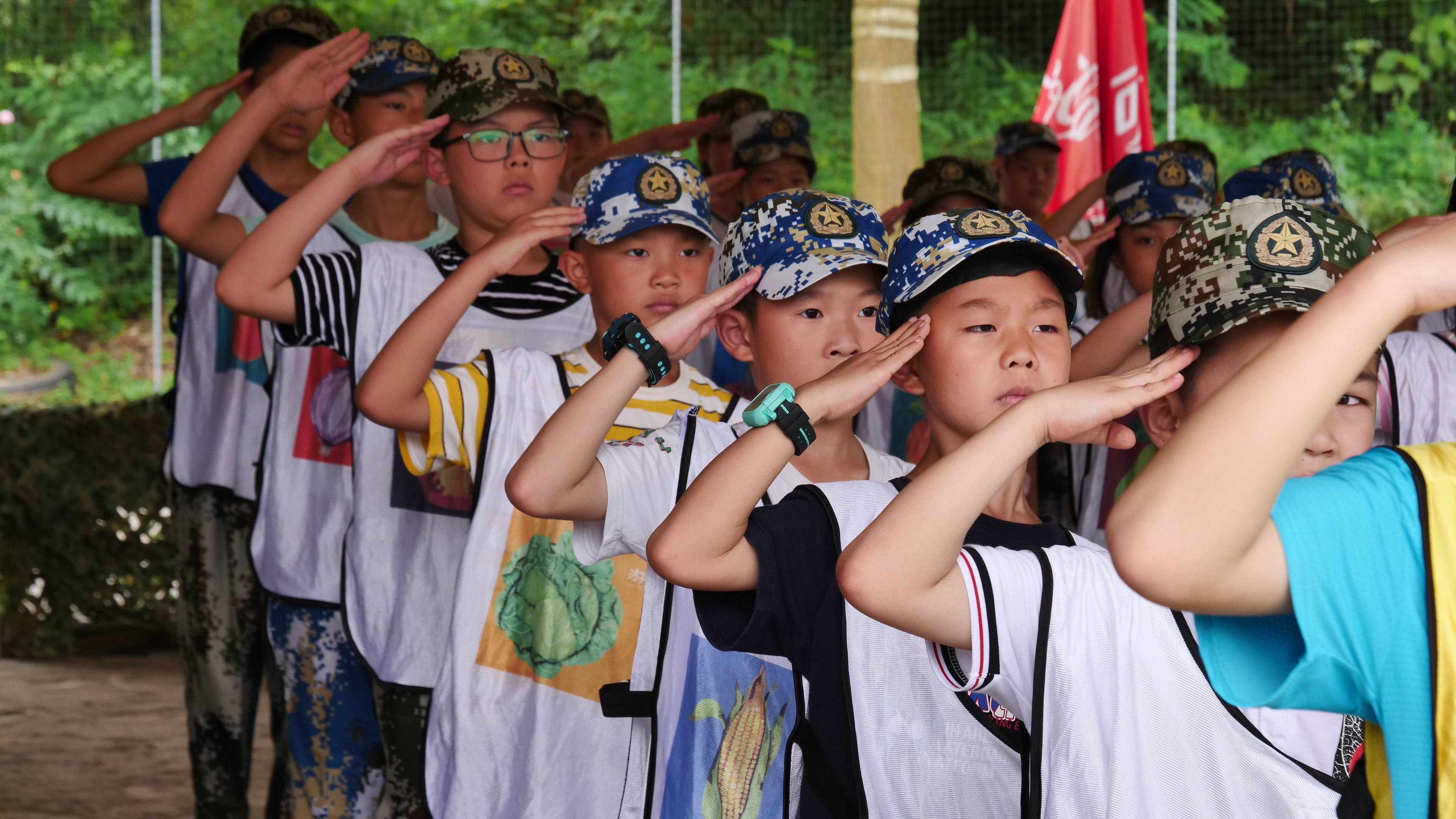 参加军事科目训练的青少年儿童.jpg