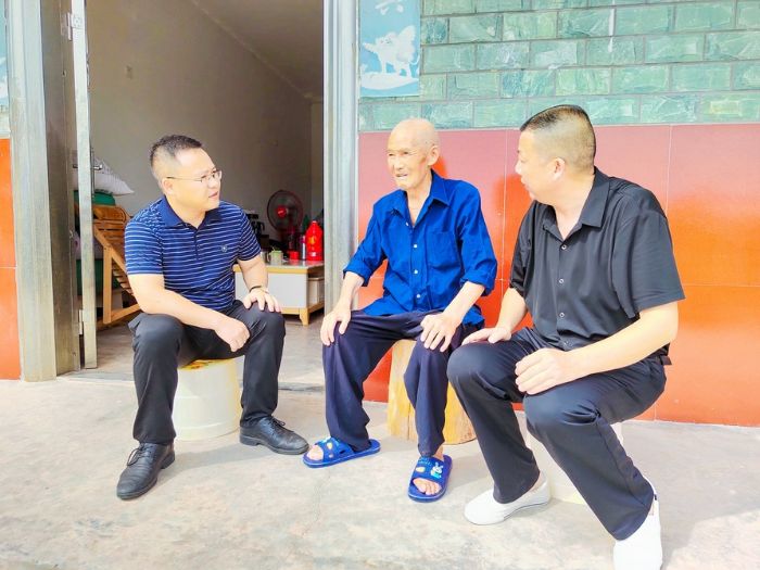党员干部关爱抗美援朝老兵。
