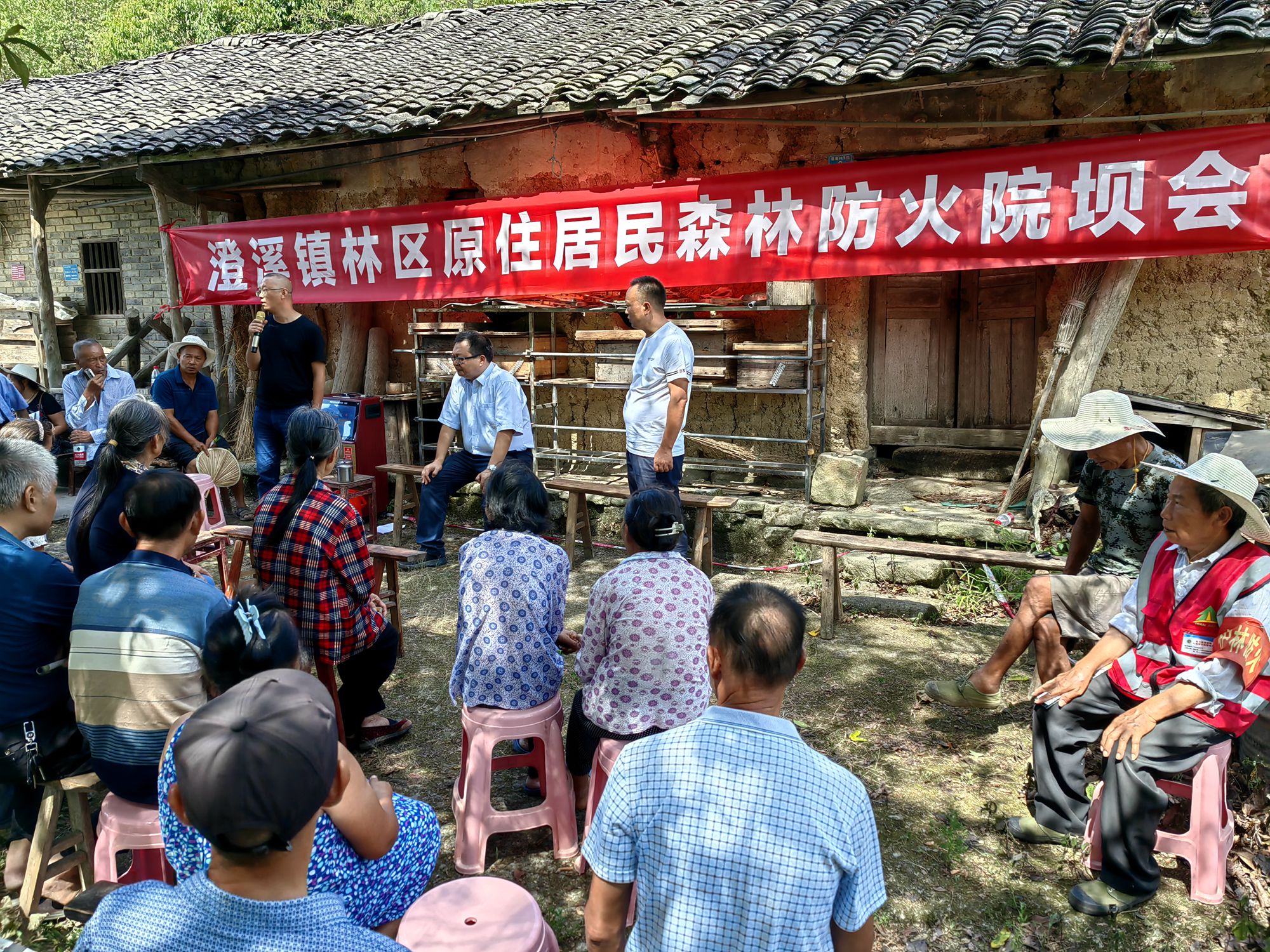 澄溪镇森林防火宣传党员志愿者进村人户开展院坝恳谈会，宣讲垫江县封山令及森林防火相关政策，通过案例讲解、发放资料、签订森林防火承诺书等方式，营造浓厚群防群守森林防火浓厚氛围。.jpg