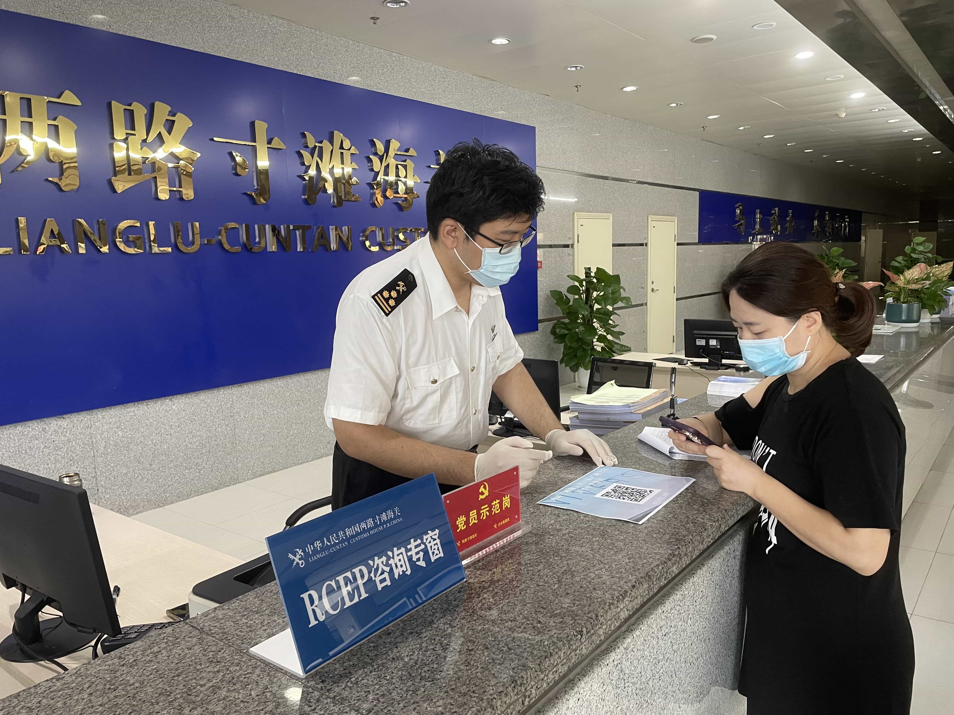 关员指导企业人员运用二维码申领原产地证书 渝关摄_50_压缩.jpg