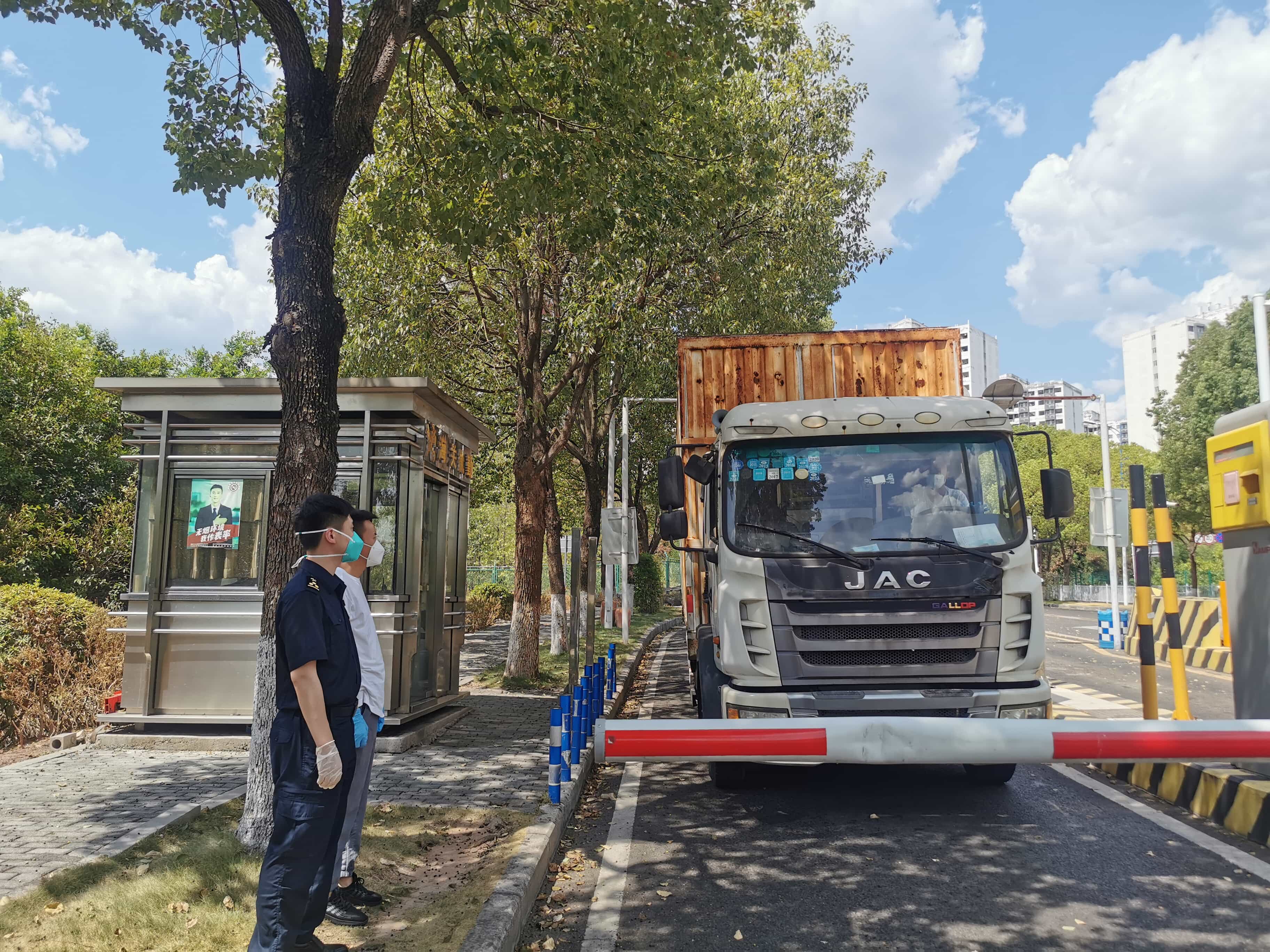 车辆以&ldquo;二维码直通出区&rdquo;模式通过两路果园港综保区卡口 渝关摄_50_压缩.jpg