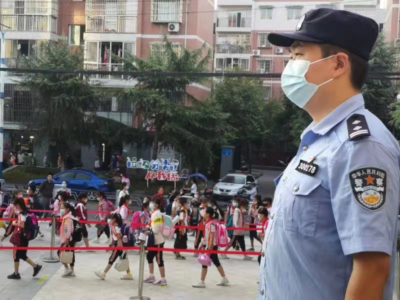 3九龙坡区民警在护学岗执勤。受访者供图