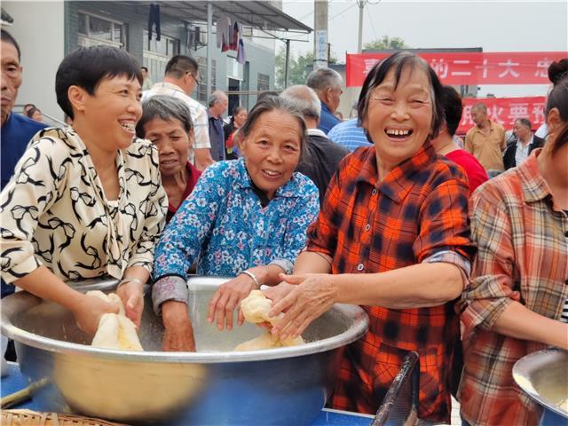 梁平区屏锦镇举行&ldquo;庆丰收 迎中秋 品糍粑&rdquo;活动1.jpg