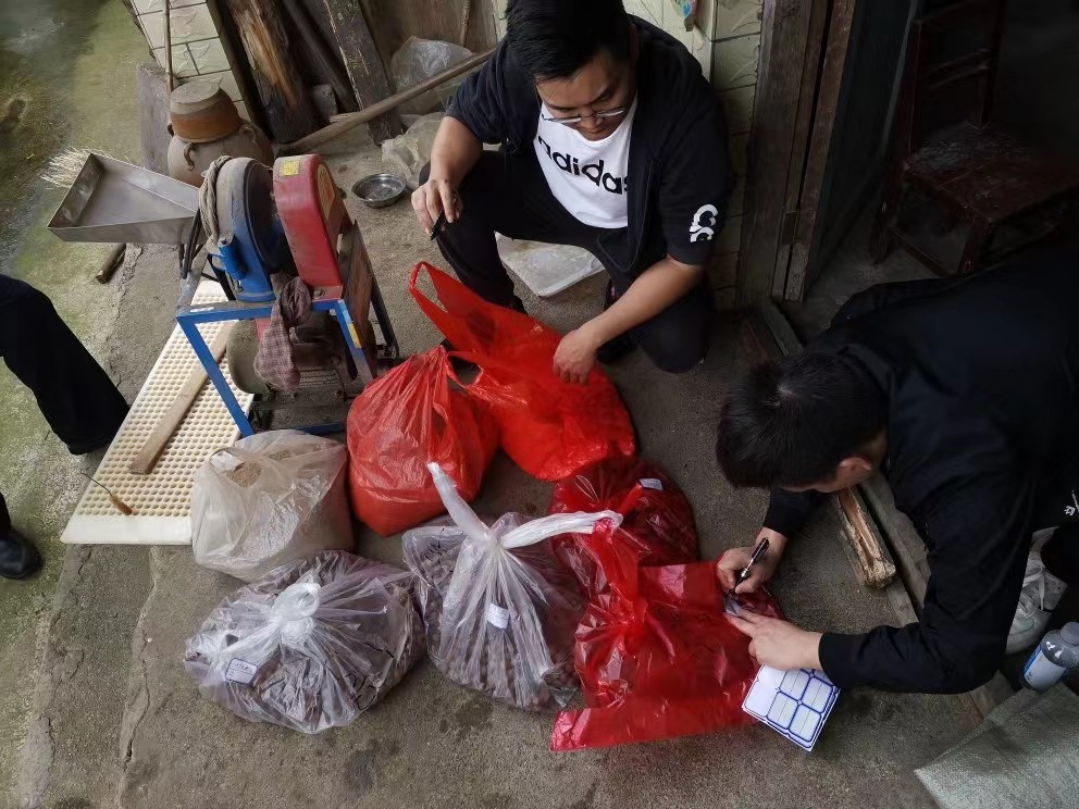 查获的“药丸”及生产工具   万盛警方供图