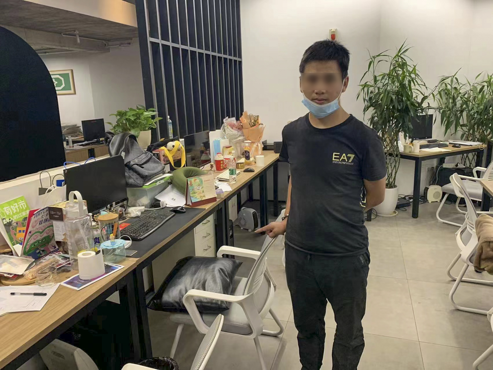 犯罪嫌疑人指认现场 渝北区公安分局供图.jpg