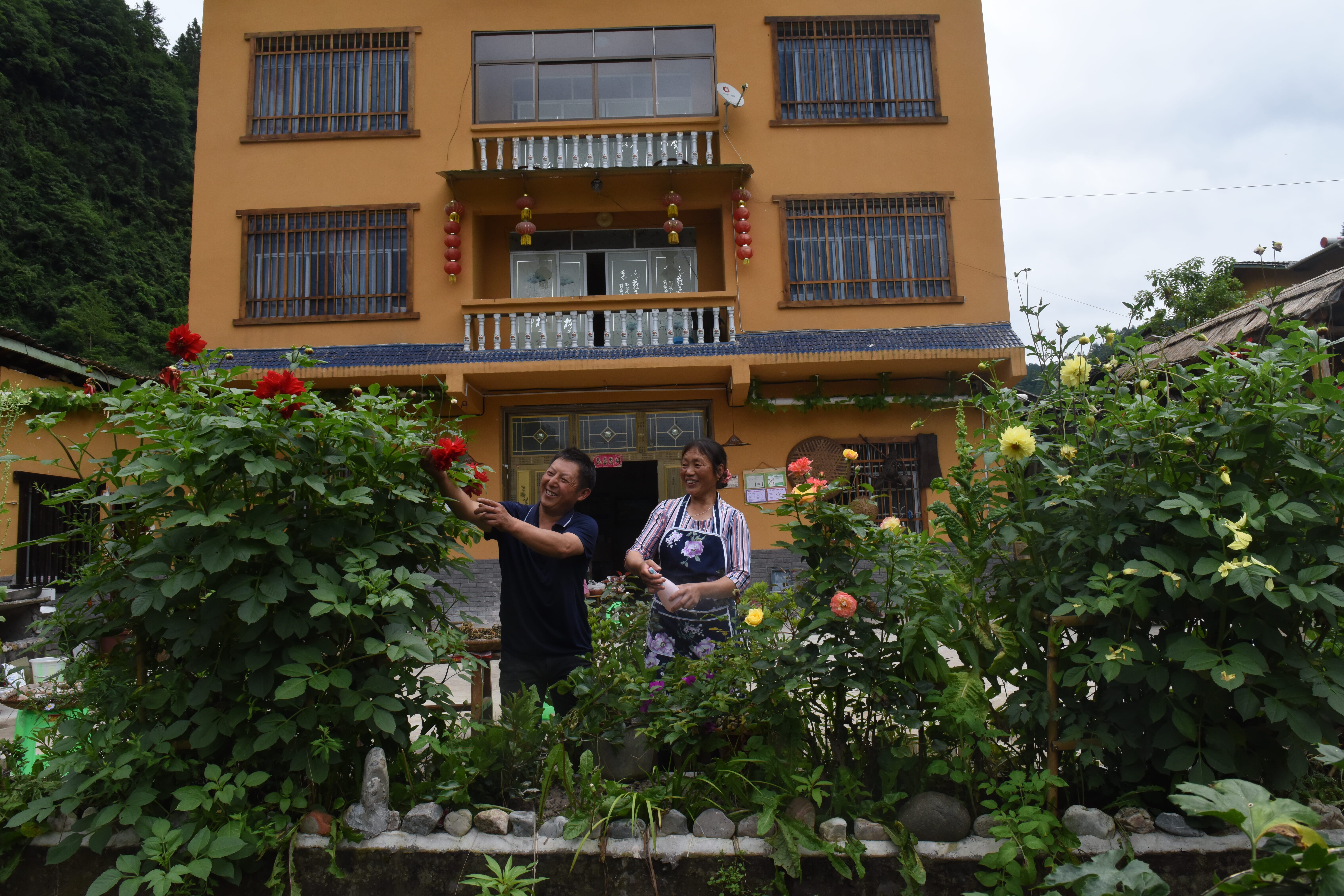 向大忠（左）邹小珍（右）在管理院内花草 (4)_80_压缩.jpg