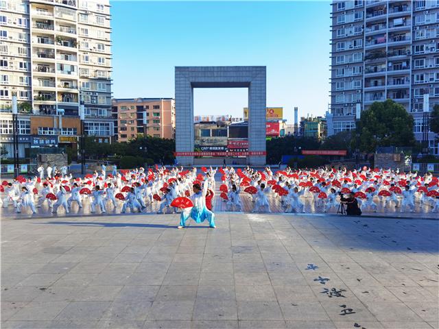 梁平300名太极爱好者齐展太极运动魅力1.jpg