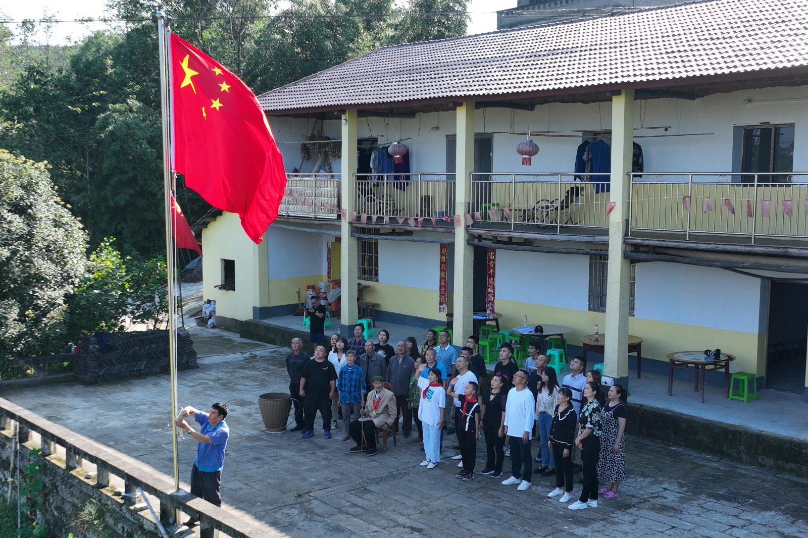 老党员吴绍基与家人和附近村民一起参加升国旗仪式。 (5).JPG