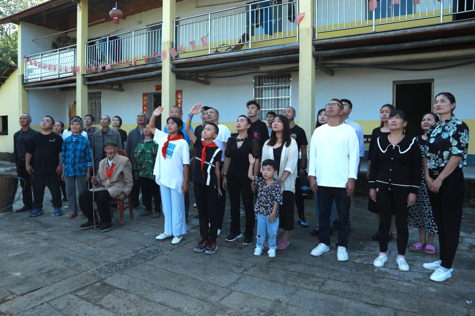 老党员吴绍基与家人和附近村民一起参加升国旗仪式。 (3).JPG
