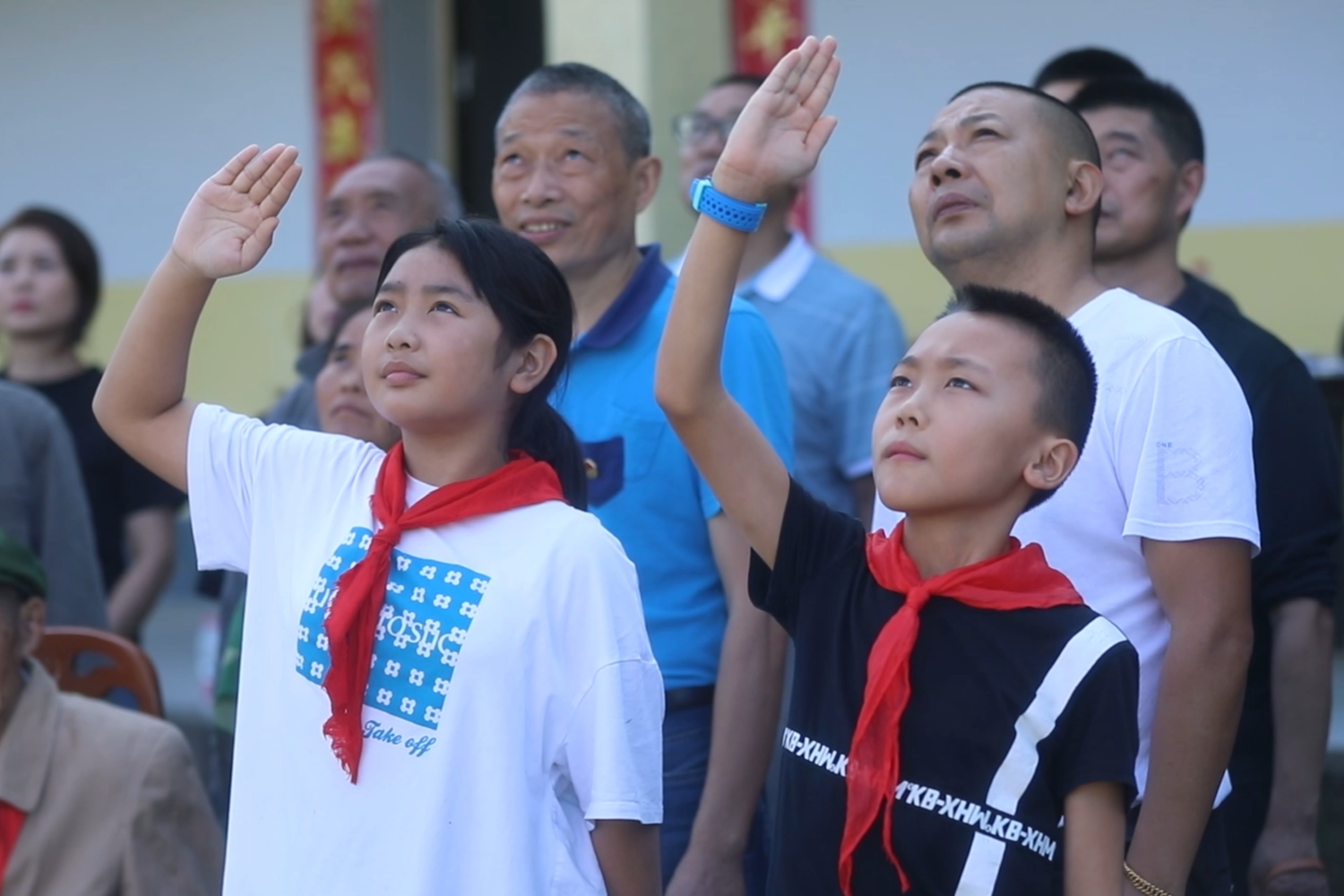 老党员吴绍基与家人和附近村民一起参加升国旗仪式。 (2).png