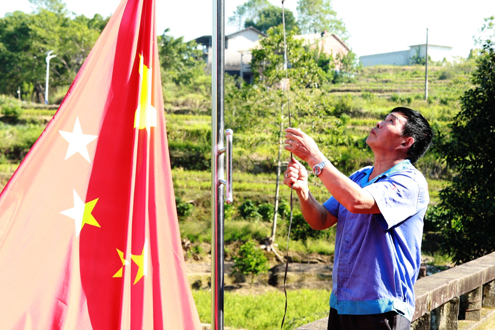 老党员吴绍基与家人和附近村民一起参加升国旗仪式。 (4).JPG