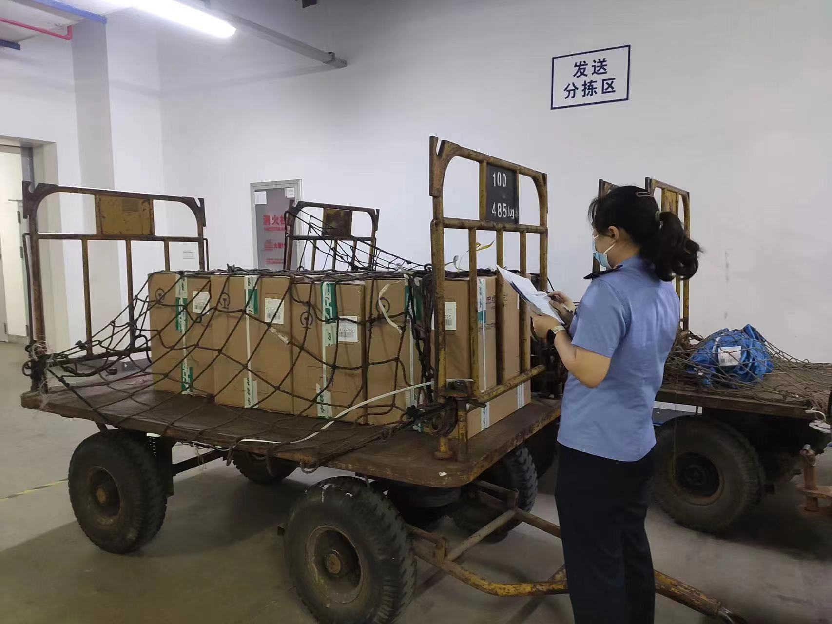 装车前李昌燕核对拖车、清点货物，确保待装货物票货相符.jpg