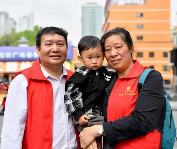 代云和妻子李素梅、小孙孙
