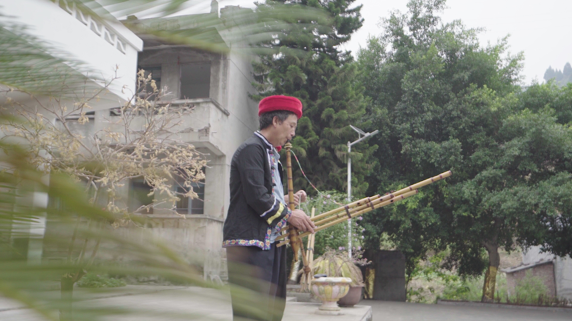 在趕水鎮(zhèn)梅子村的一處苗家小院內(nèi)，村民正在吹奏蘆笙，歌唱幸福生活。（謝天驕 攝）