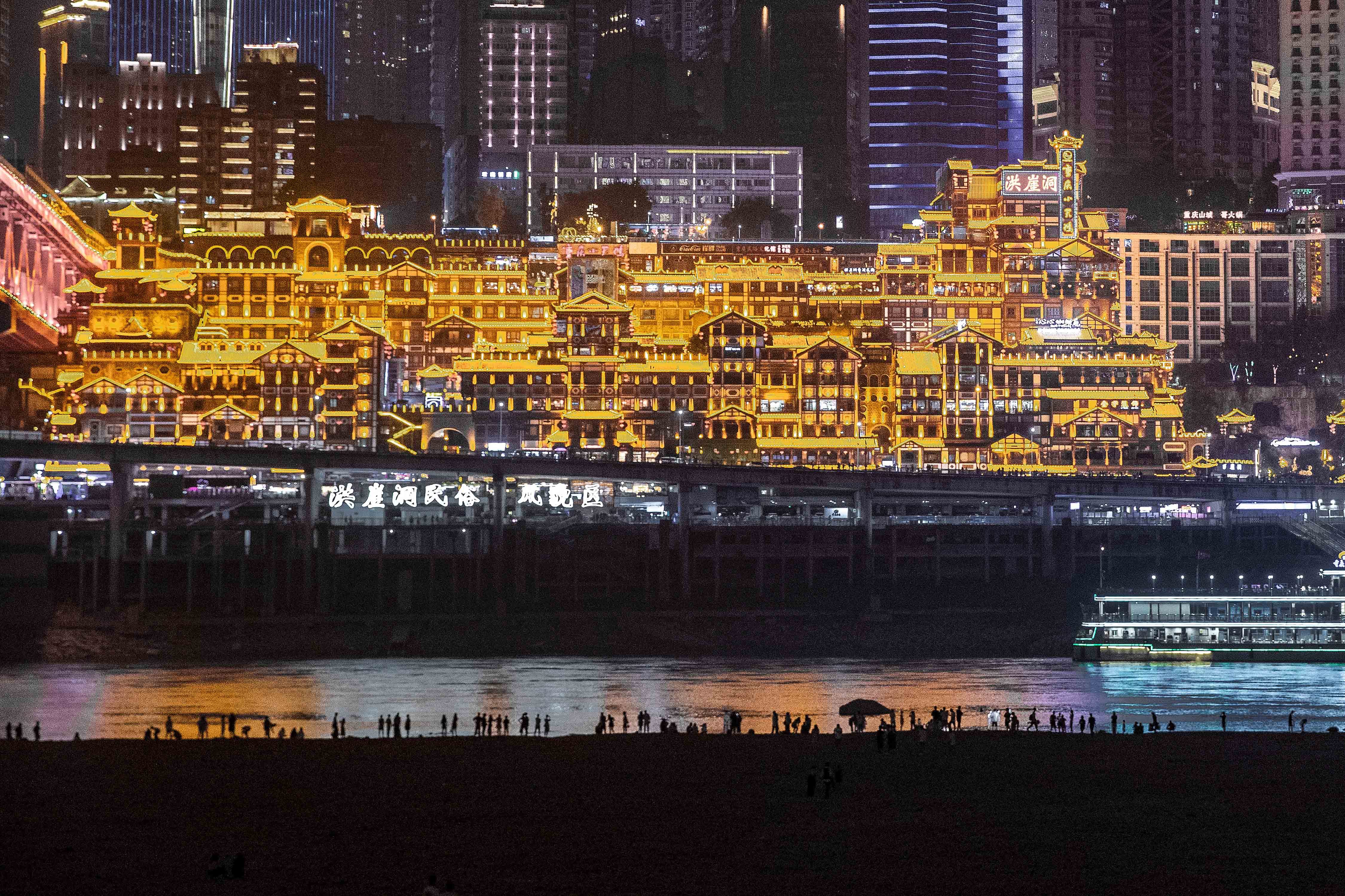 渝中區(qū)嘉濱路上的洪崖洞夜景。記者 王歡 攝