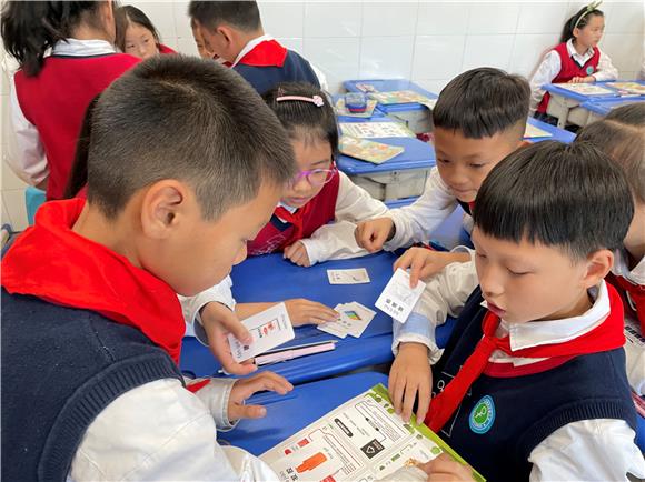 2学生们积极学习垃圾分类知识。程方洁 摄