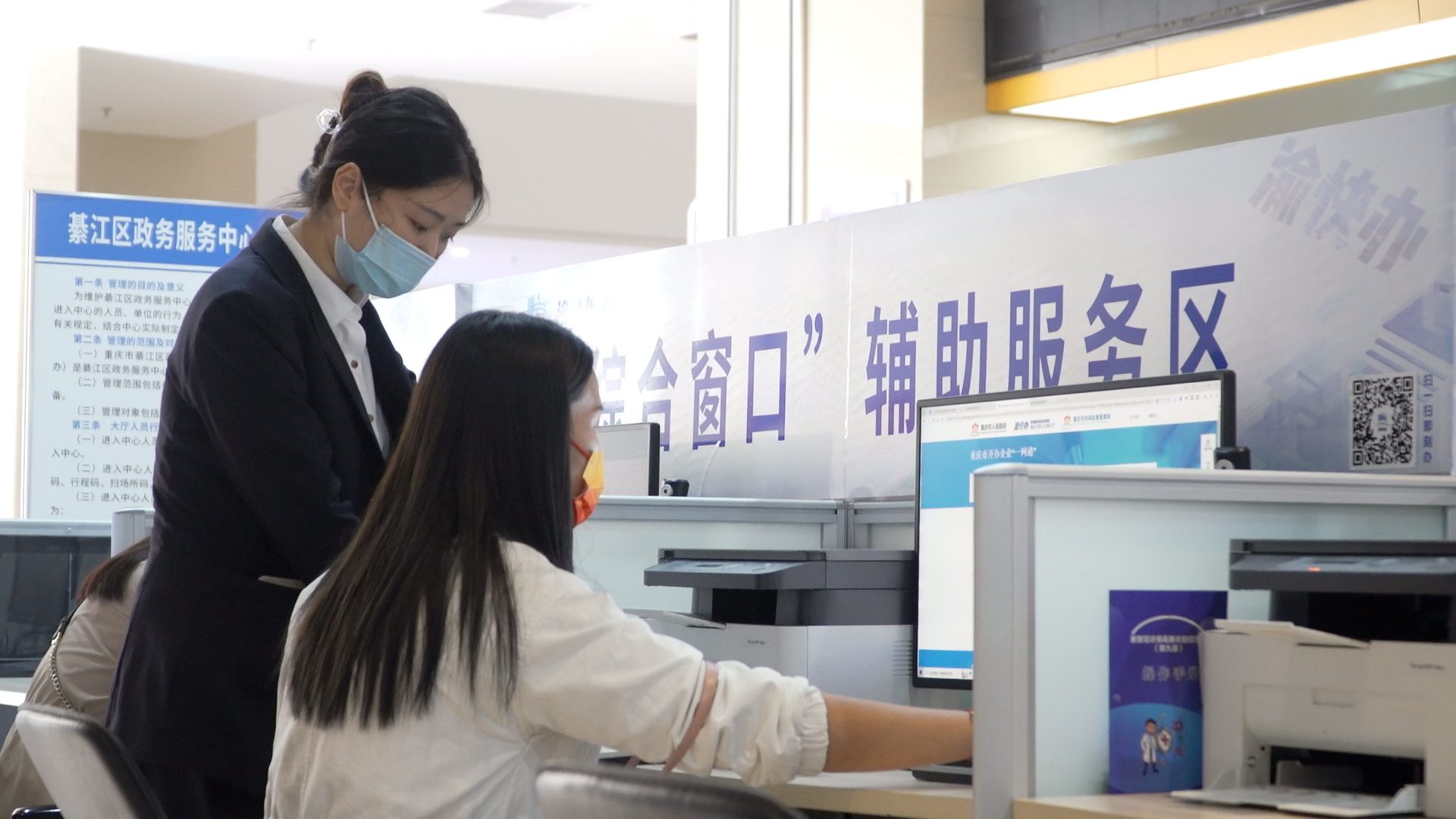 工作人员指导市民办理相关业务。(摄影:刘骏晓)