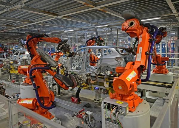 2022年2月16日，在华晨宝马沈阳铁西工厂车身车间，机器臂在焊接车身。（杨青 摄）