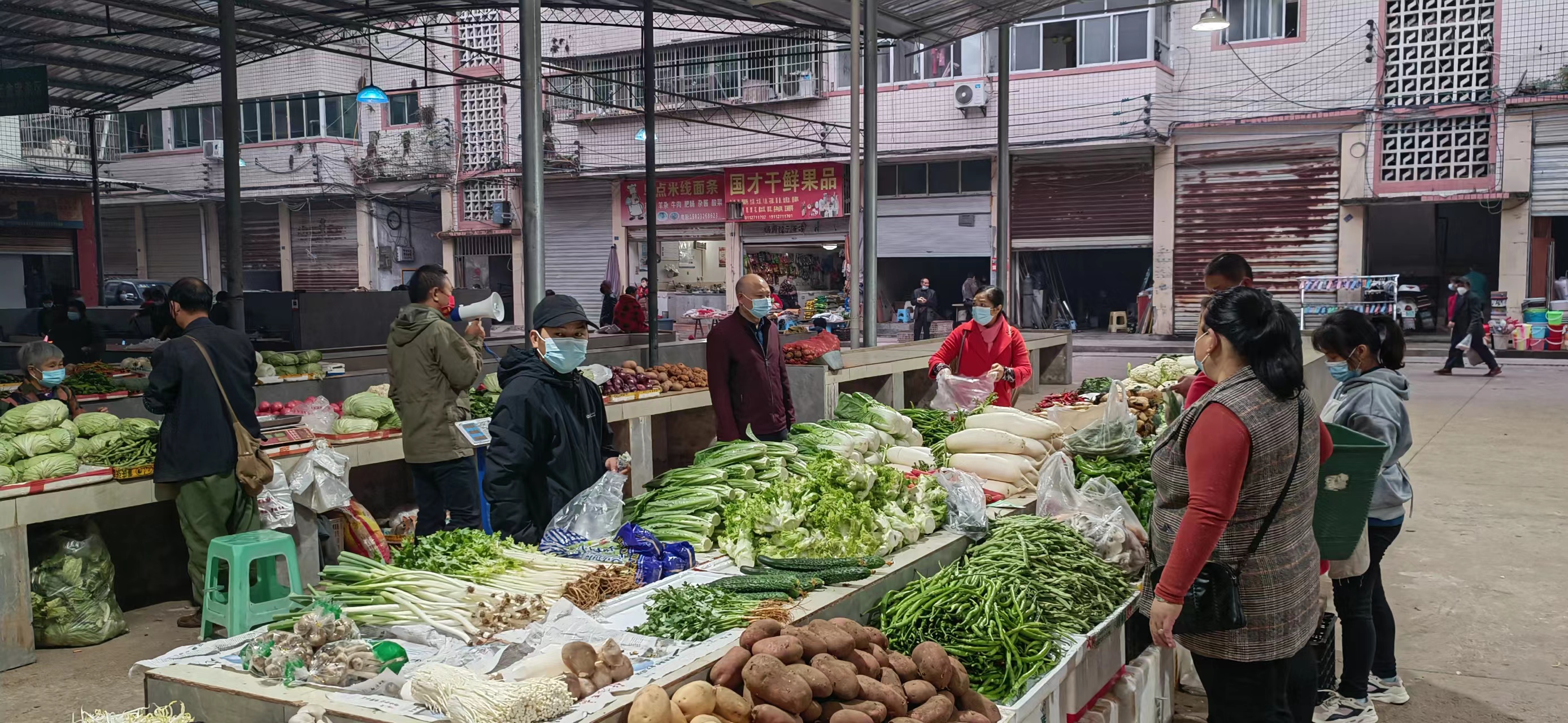 人大代表查看农贸市场食品经营安全1.jpg