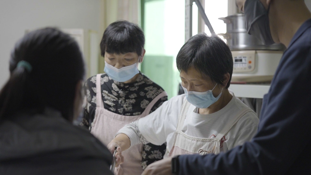 晓蓉姐正在准备饭菜（右二）
