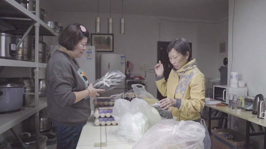 豆豆（左）正在和晓蓉姐一起清点食材
