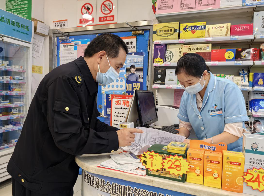 长寿区市场监管局执法人员对防疫用品市场价格开展监督检查。重庆市市场监管局供图