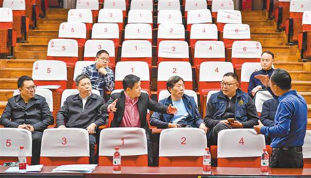11月2日晚，巫山县委党校下庄校区，庞茂琨（前排左三）一行听当地干部介绍乡村振兴的进展成效。记者 齐岚森 摄/视觉重庆